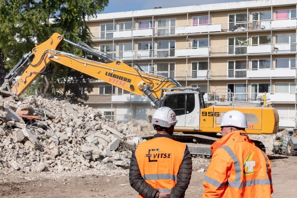 Pelle de démolition Liebherr R 956 sur un chantier VITSE